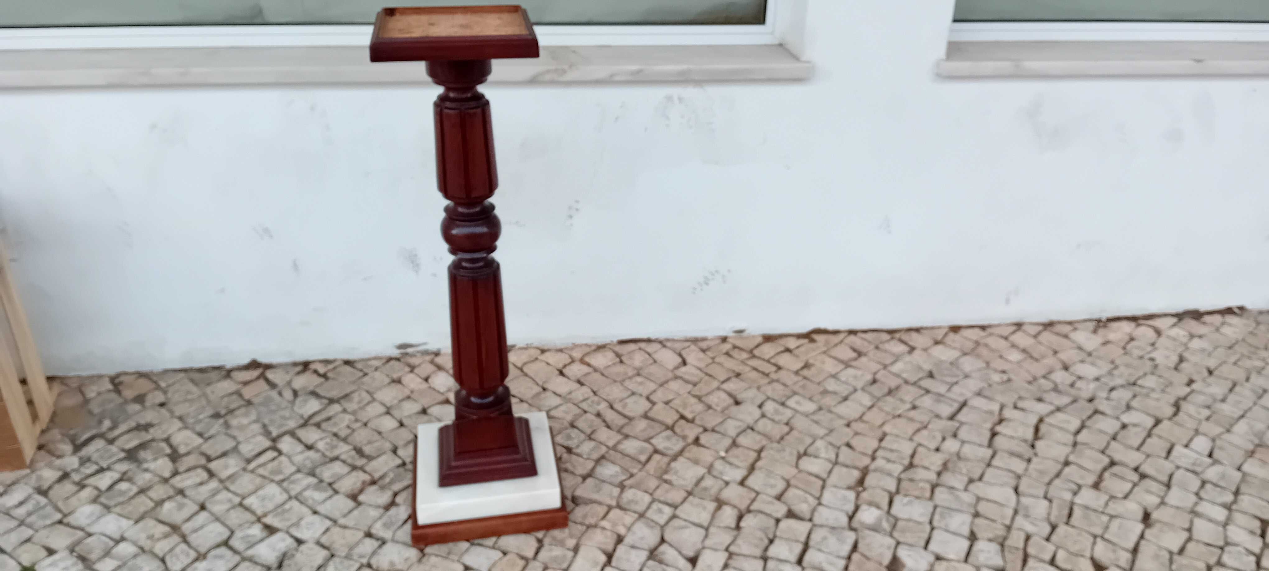 Coluna de madeira com base em mármore!