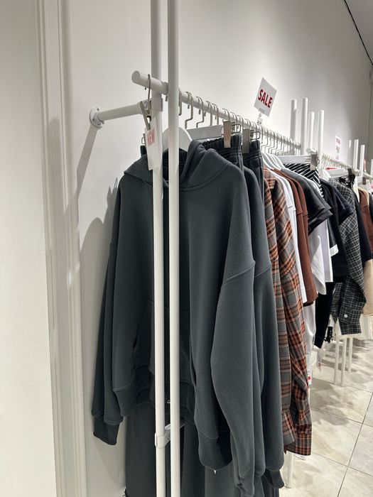 Рейли для одягу білі настінні