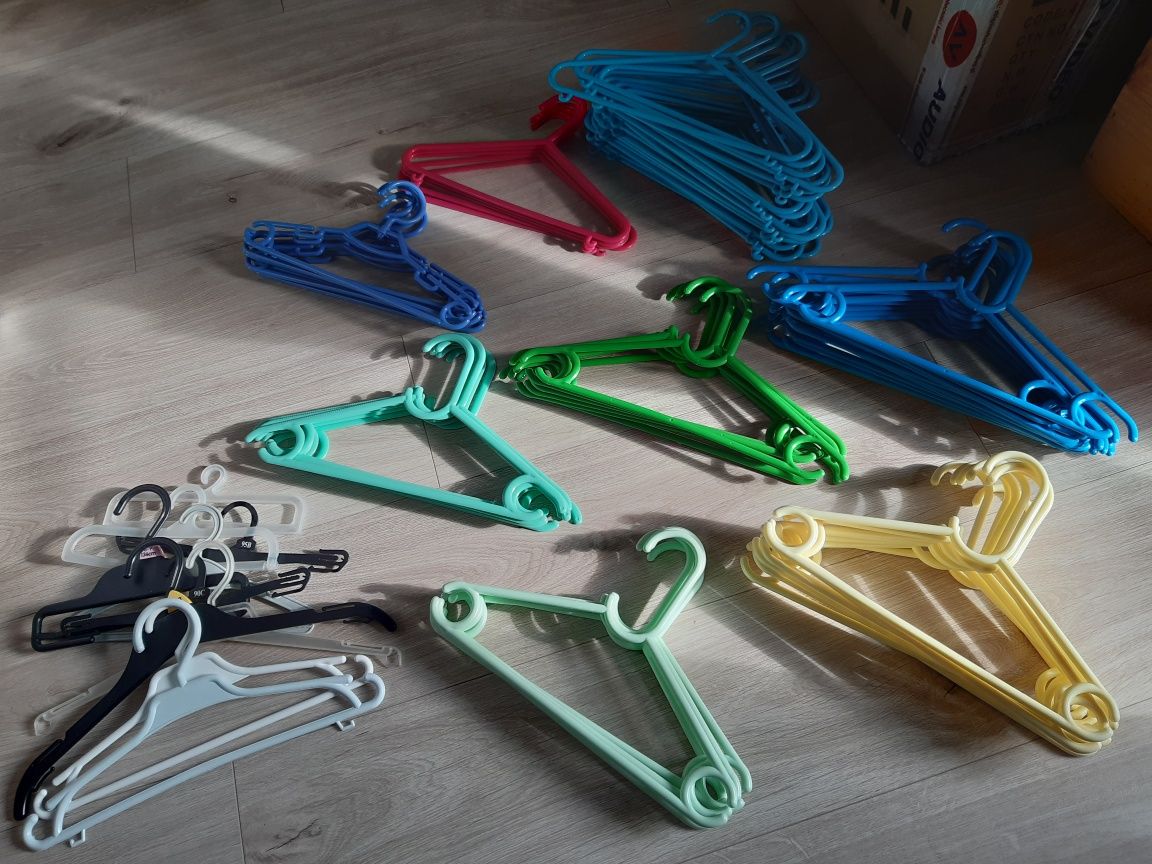 Wieszaki plastikowe na ubrania dziecięce 76 sztuk