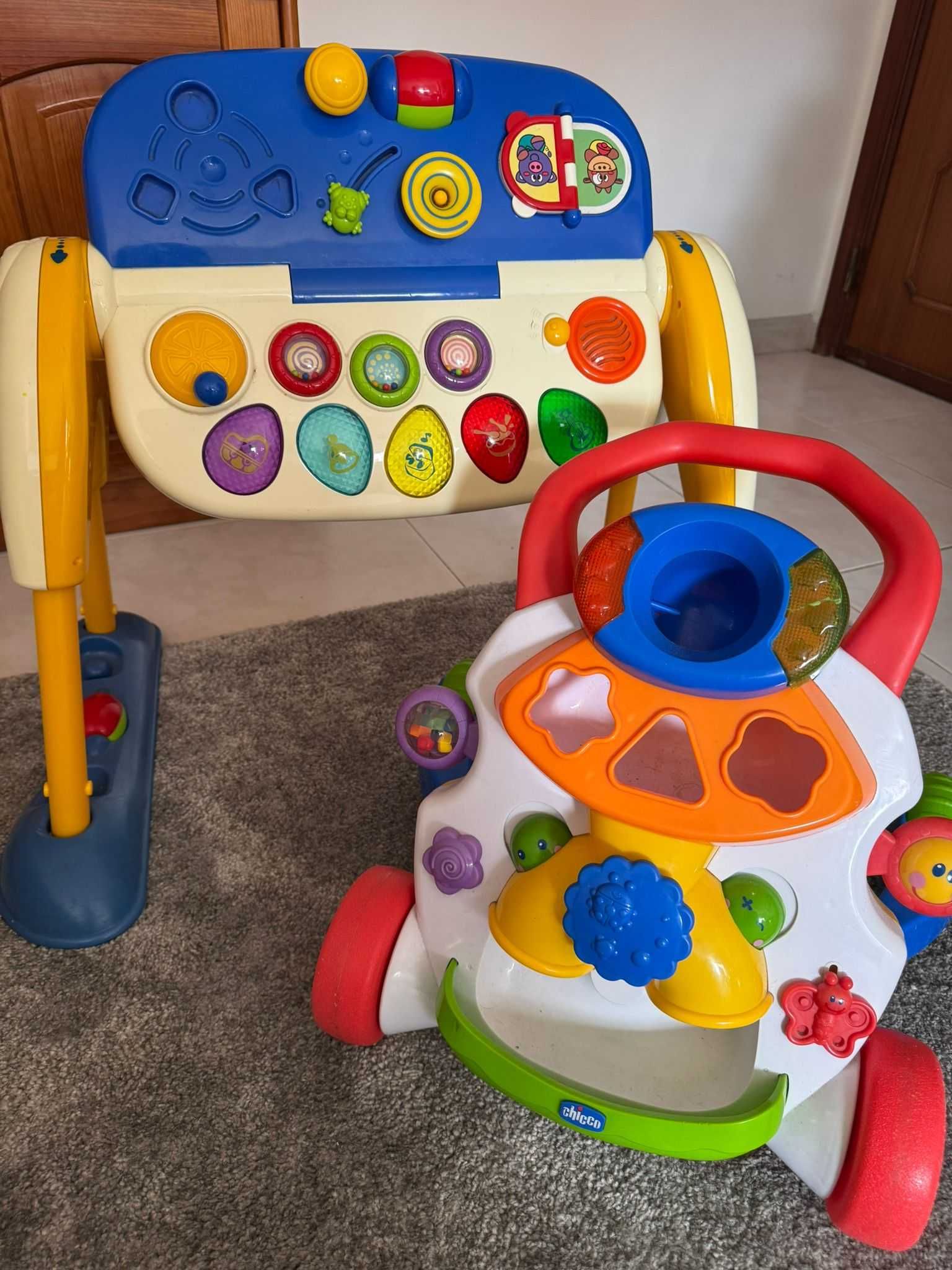 Andarilho e Mesa de atividades para bebé