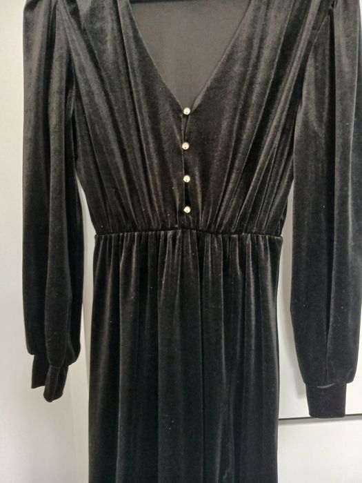Czarna welurowa sukienka midi