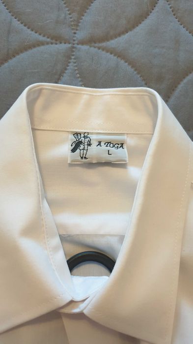 Camisas brancas e cinto preto