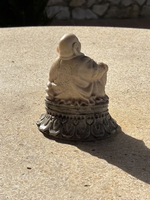 Buda pequeno pintado á mão