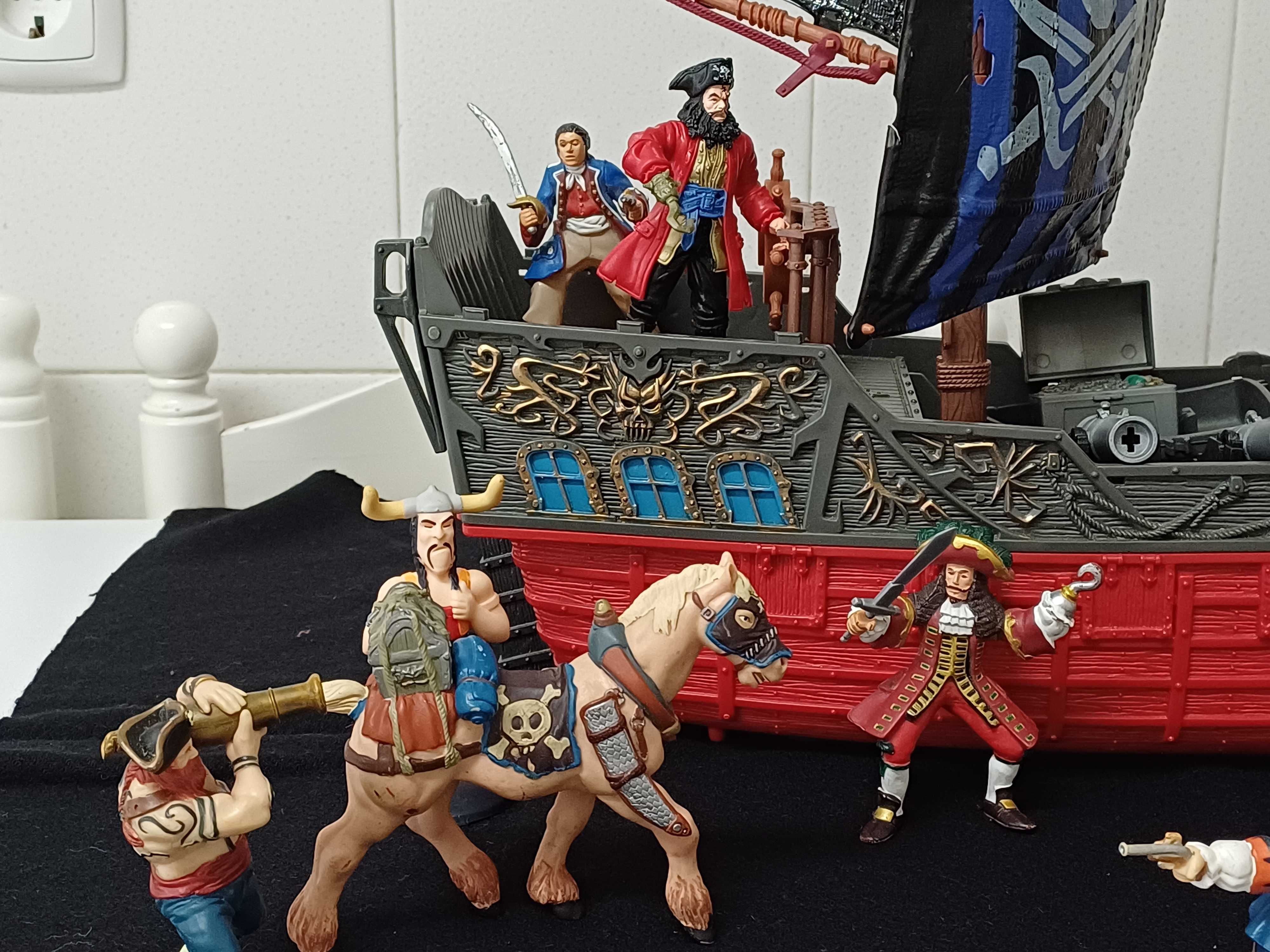 Barco Pirata com 13 figuras, 2 canhões, bote com baú do tesouro