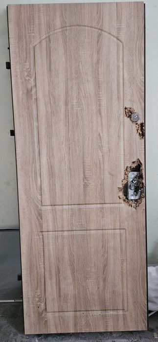 Двері металеві з МДФ накладками.
Стояли у квартирі 1 рік. Пош