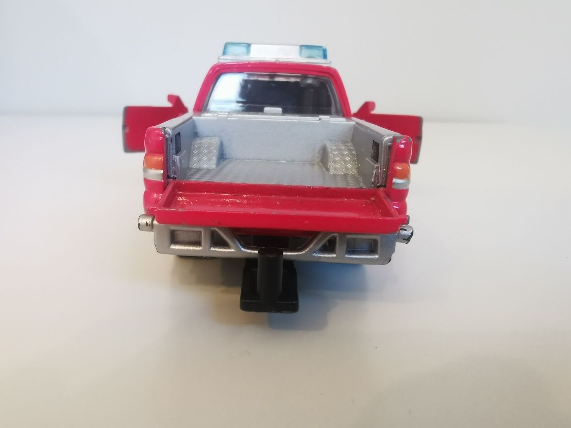 Autko Model Zabawka Mitsubishi Pickup Feuerwehr Straż Świecący 1:32