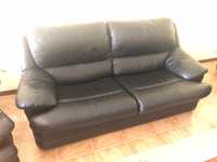 Sofa preto em pele 3 lugares com sofá de um lugar