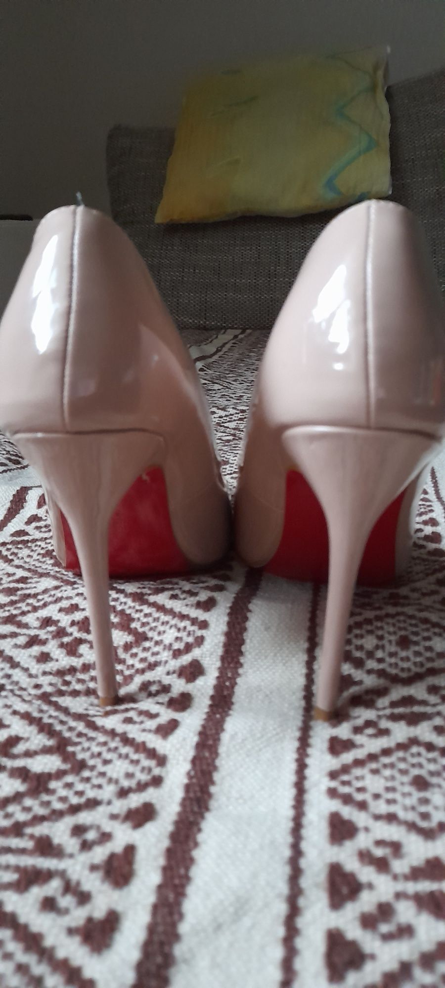 Szpilki nude Christian Louboutin