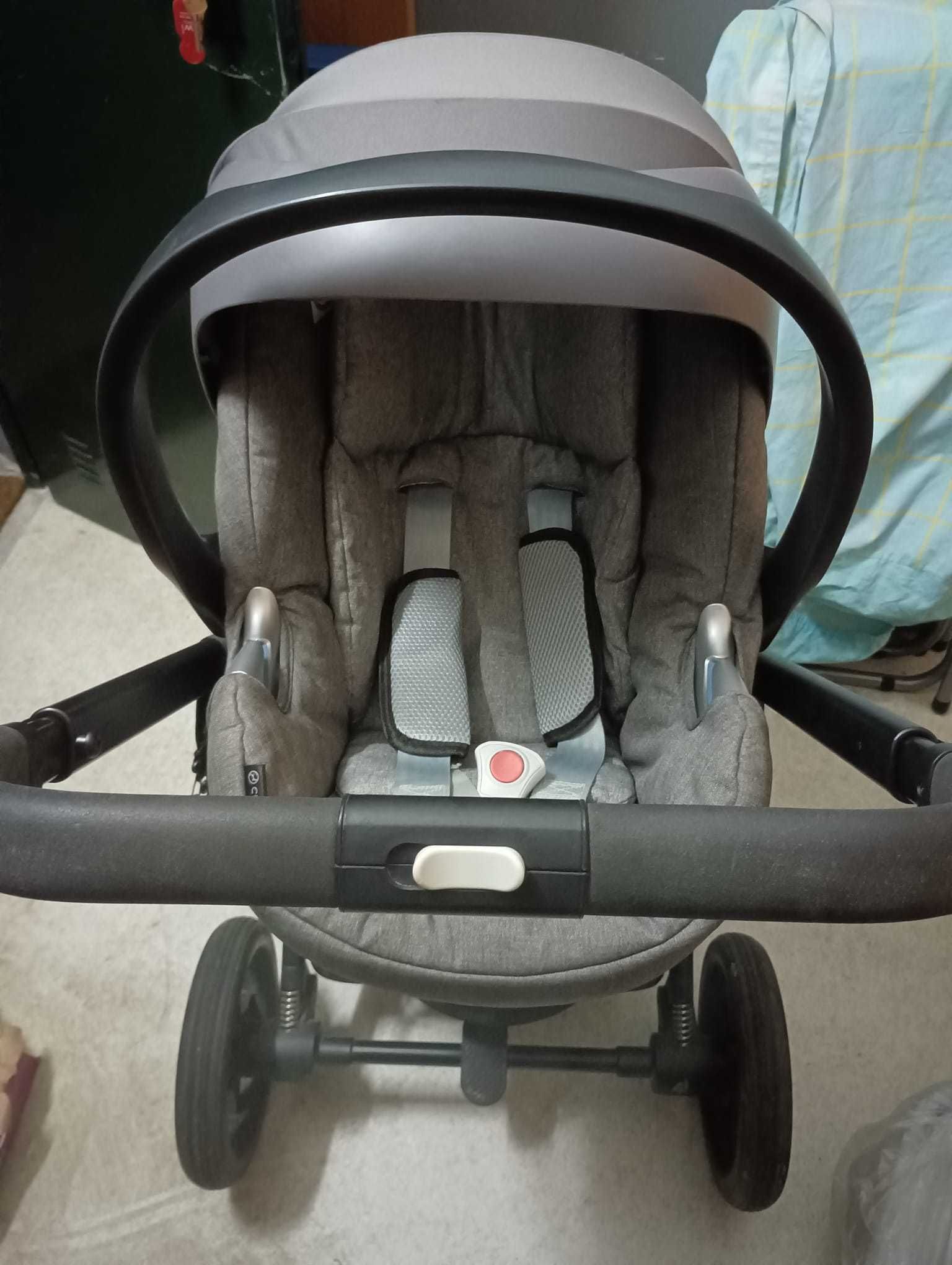 Carrinho, babycoque e adaptadores CYBEX e Alcofa com colchão da Chicco