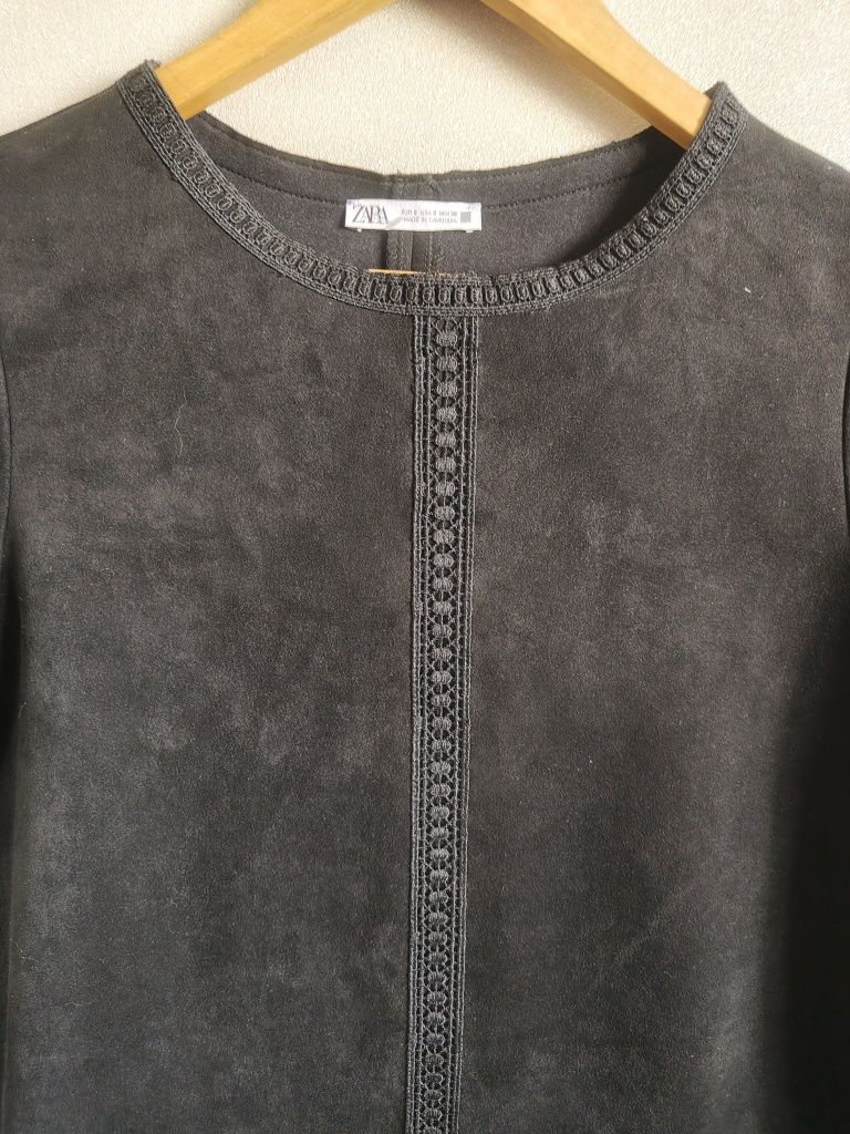 Zara śliczna czarna miękka  sukienka mini boho frędzle "skórzana" S M