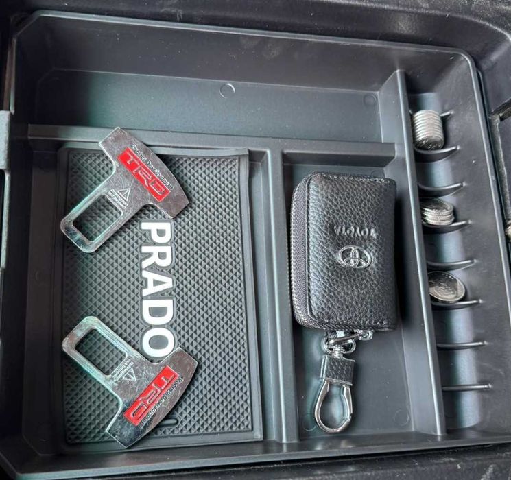 Вставка в подлокотник полка с логотипом(Prado)Тойота Ленд Крузер Прадо