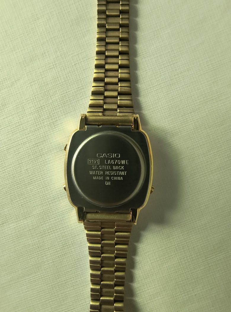 Zegarek cyfrowy Casio złoty oldschool