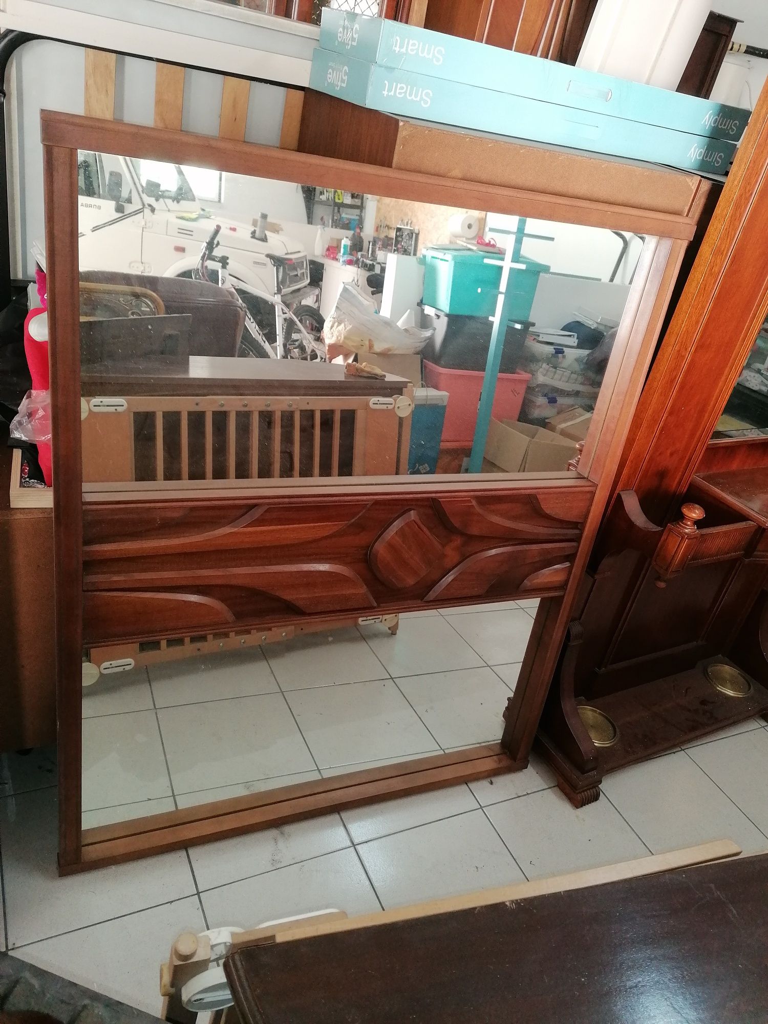 Espelho grande com moldura em madeira