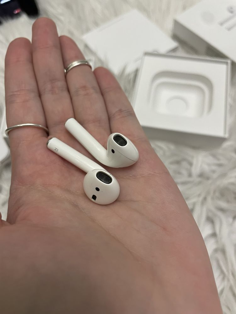 Продам оригинальные Airpods 1(+кейс airpods 2)