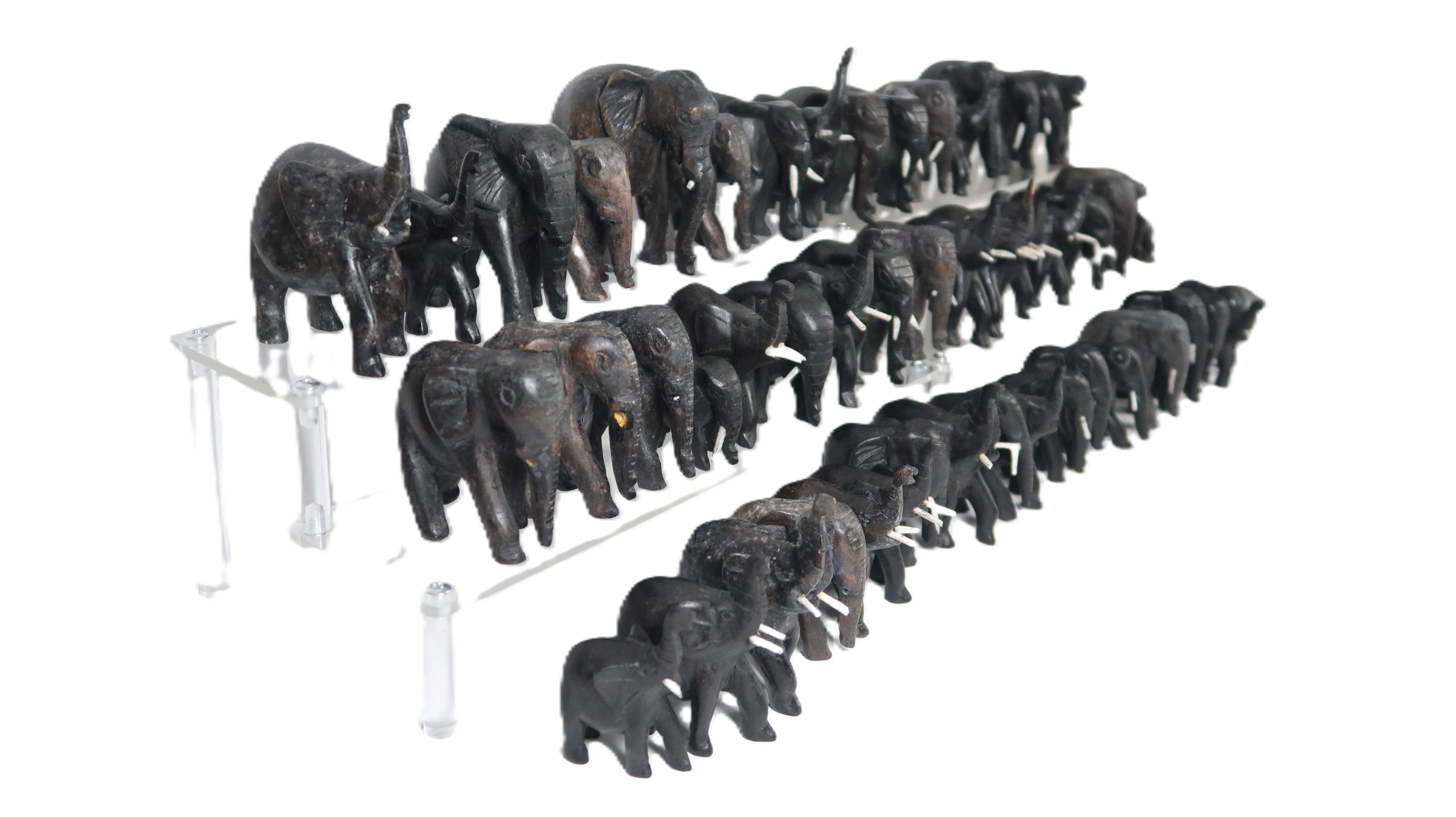 Lote com 50 elefantes em madeira