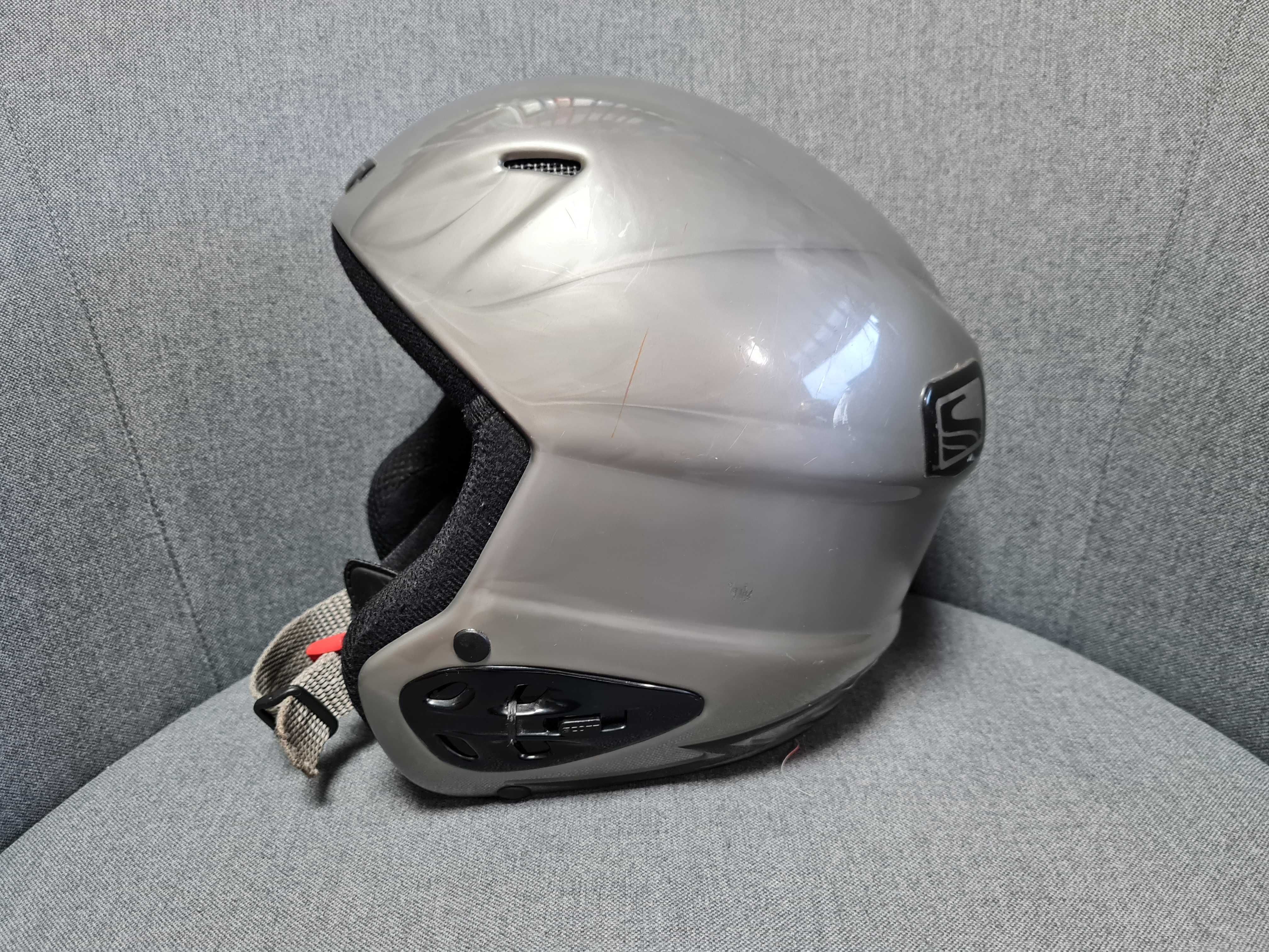 Juniorski kask narciarski firmy SCOTT w rozm. S (54-55 cm).