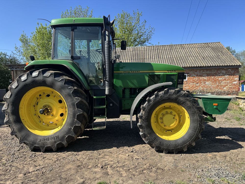 Трактор John Deere 7700