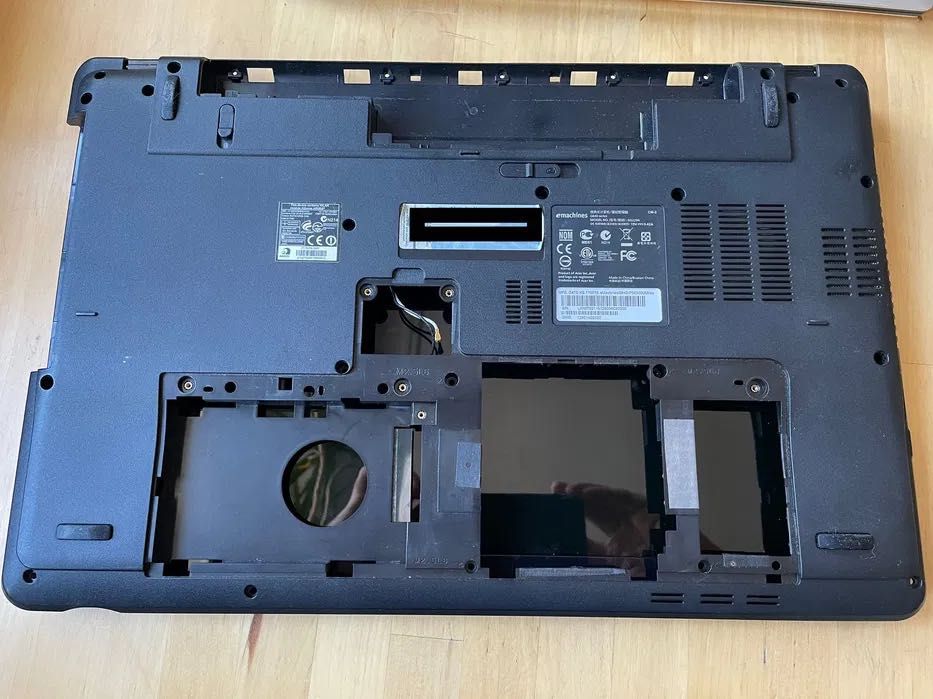 Acer eMachines G640: obudowa dolna + pokrywa z matrycą LCD