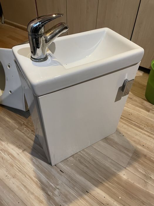 Szafka wisząca z umywalką cersanit