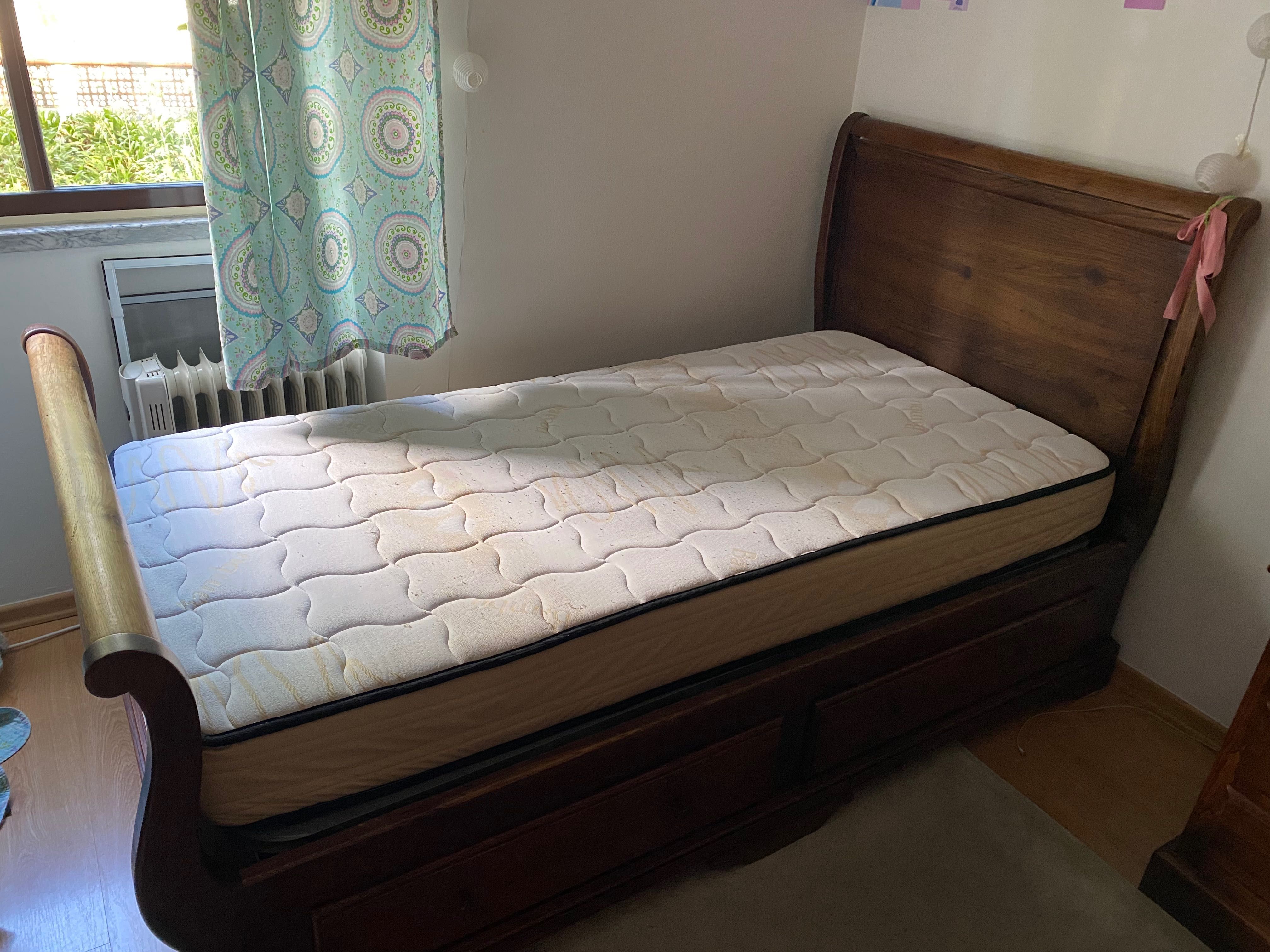 Cama (sem colchão) + mesinha de cabeceira em madeira