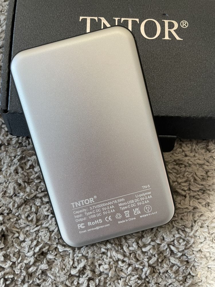 TNTOR Mały powerbank 5000 mAh z 3 portami (USB A, USB C, Micro USB)
