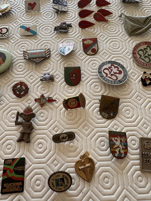 Pequenos alfinetes crachas pins