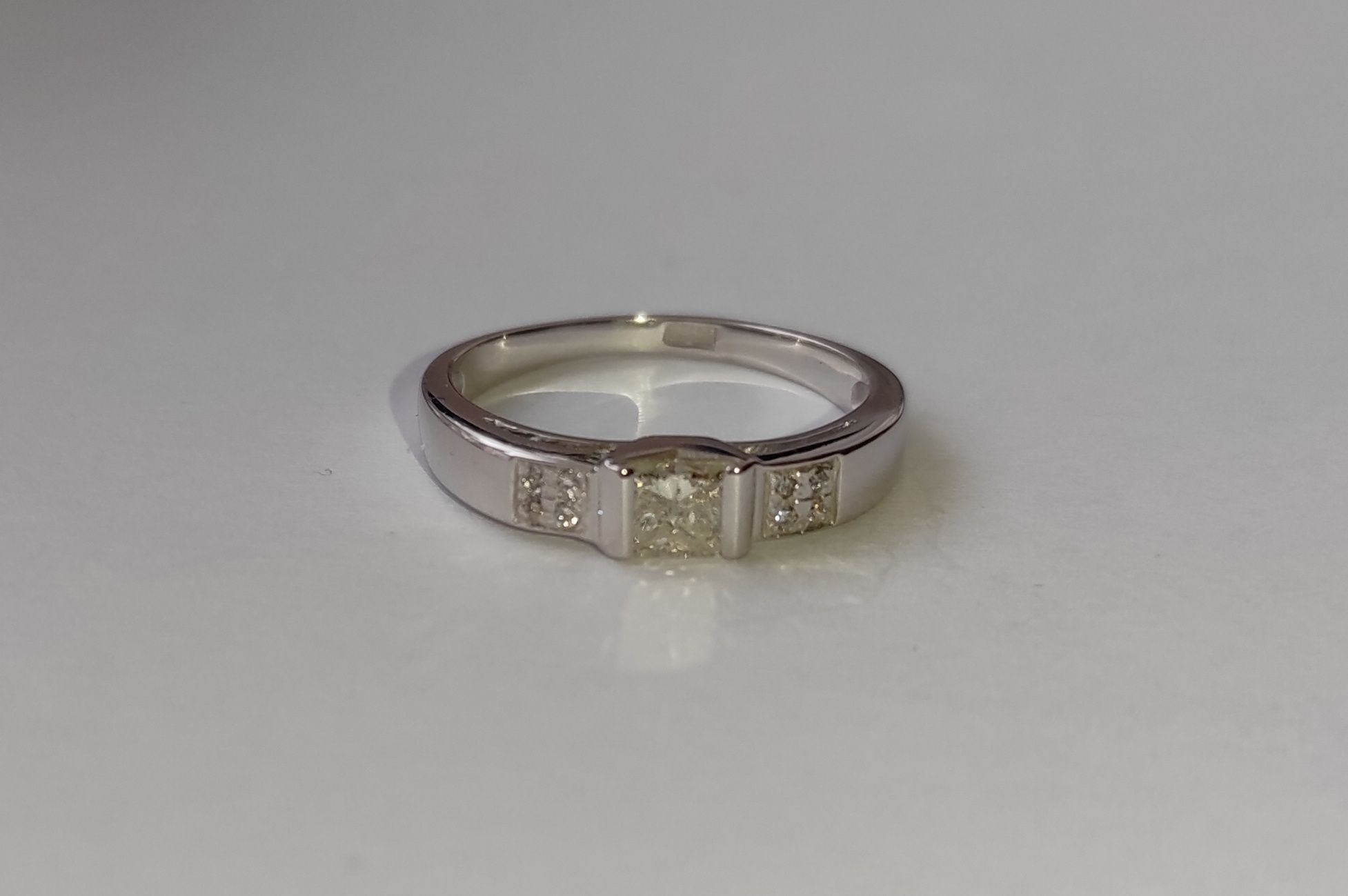 Женское золотое кольцо с бриллиантом принцесса 0,38 карат Белое золото