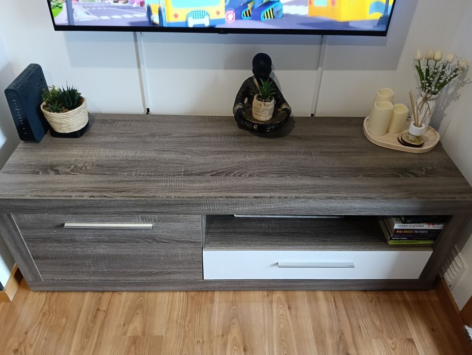 Aparador de TV em bom estado