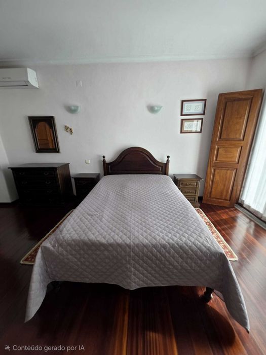Mobília de Quarto Casal Mogno (Cama, Roupeiro, Cómoda, Mesa Cabeceira)