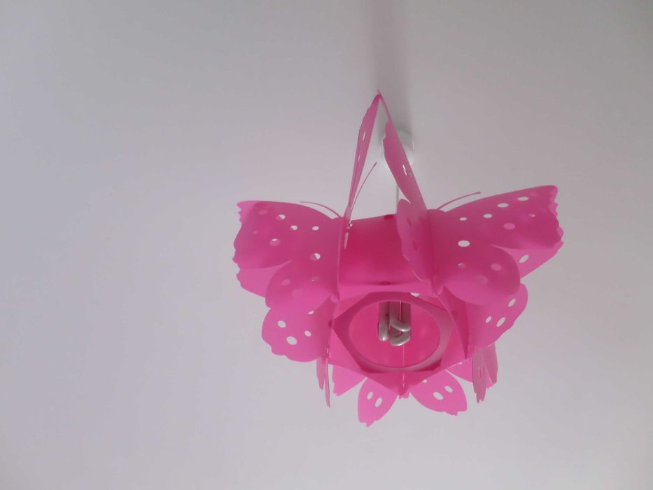 Candeeiro de quarto de criança com borboletas