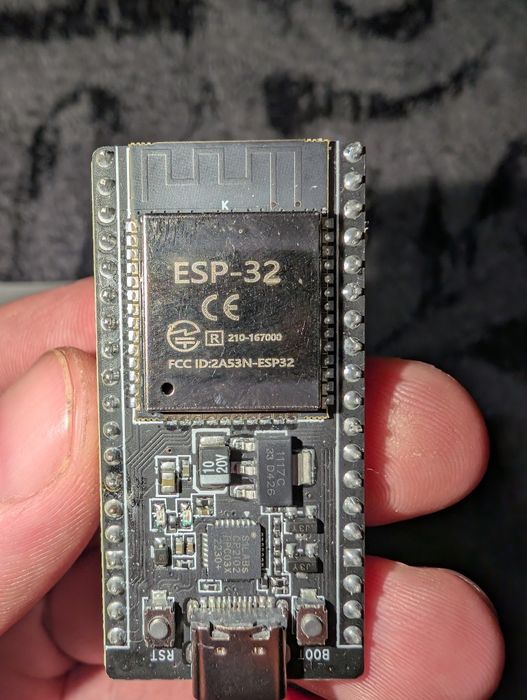 микроконтроллер ESP32.