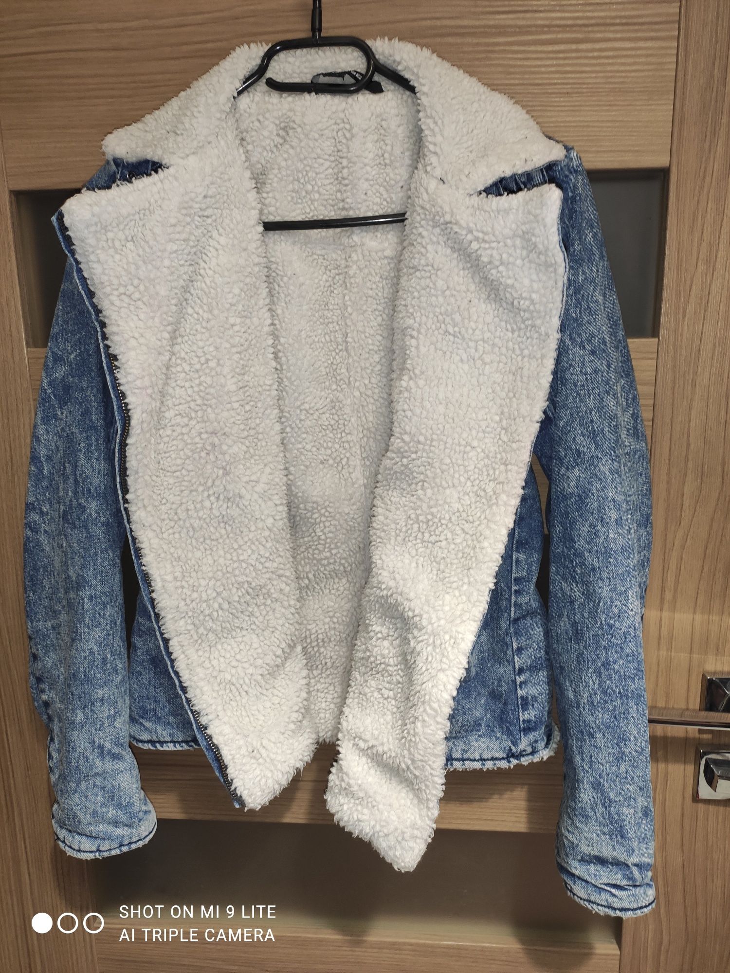 katana jeansowa ocieplana białym futerkiem firmy Tally Weil rozmiar 34