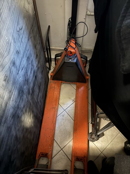 Elektryczny wózek widłowy. Paleciak