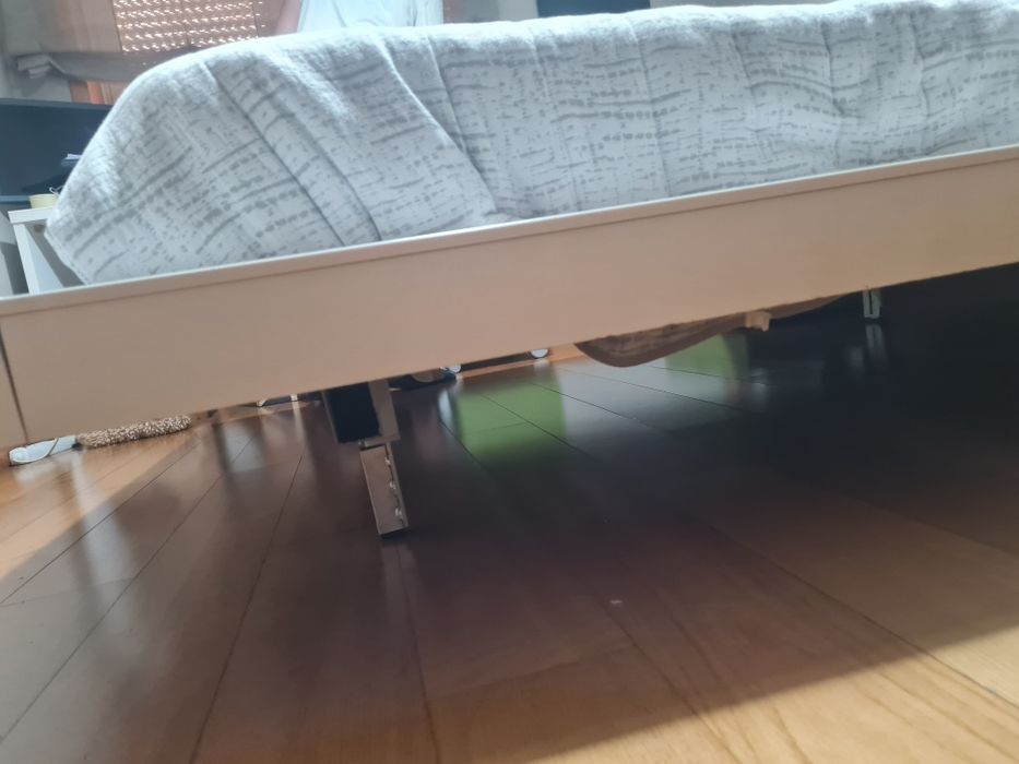 Quarto casal - cama, mesinhas de cabeceira e armario com gavetas