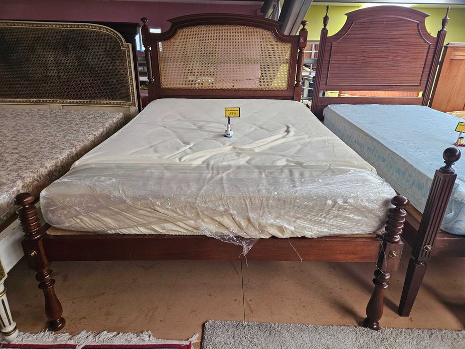 Cama em madeira maciça com cabeceira em palhinha, estrado e co