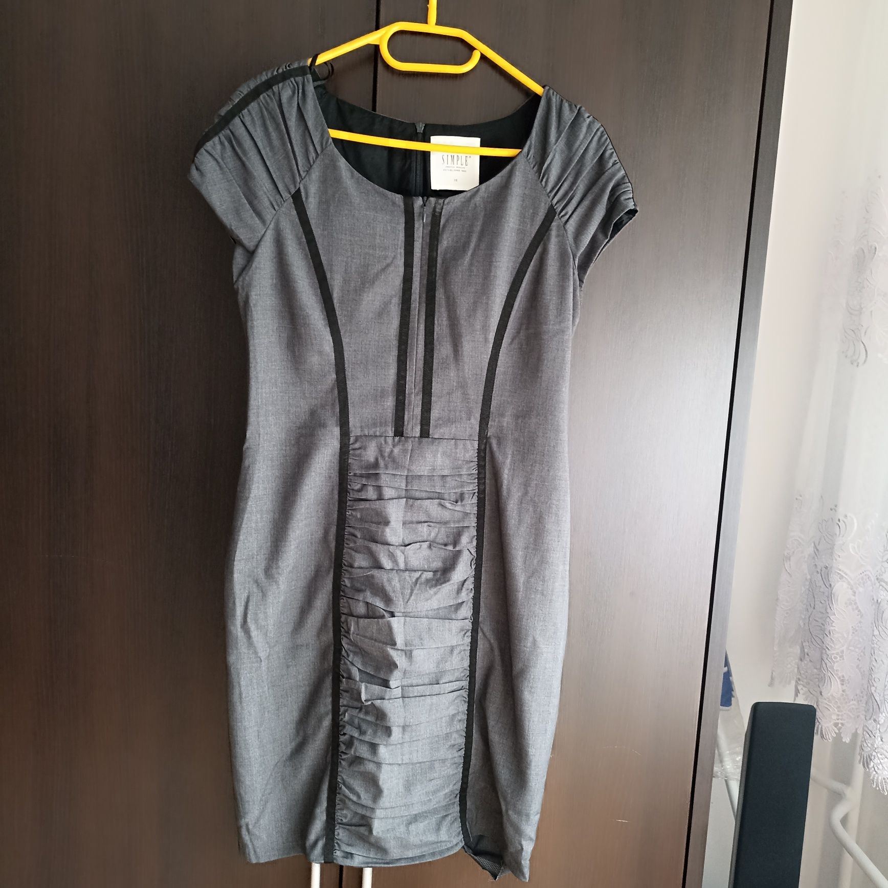 Ołowkowa sukienka SIMPLE