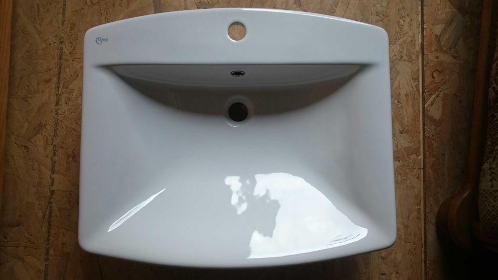 Umywalka biała nieuzywana