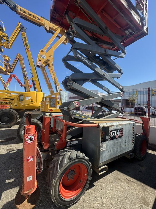 Plataformas elevatoria diesel (4x4)  usada 12mt terreno acidentado