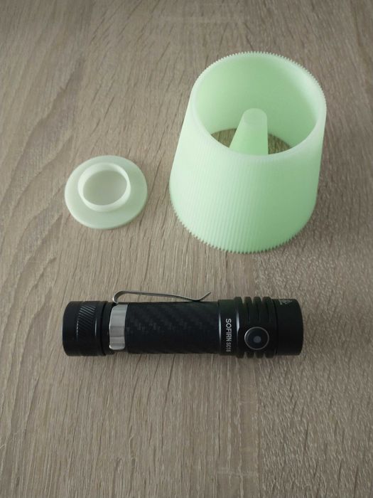 Latarka, lampka nocna z abażurem.