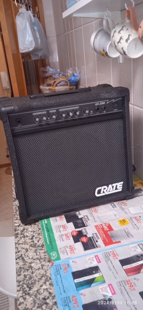 Amplificador. Combo para guitarra elétrica e pedal de efeitos