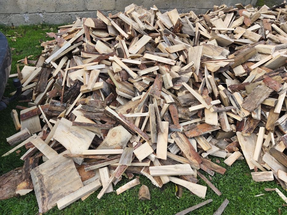 Drewno suche pocięte gotowe do pieca . Drzewo sezonowane suche