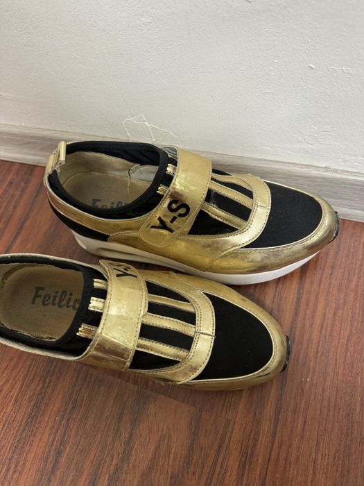 Кроссовки золотистые женские