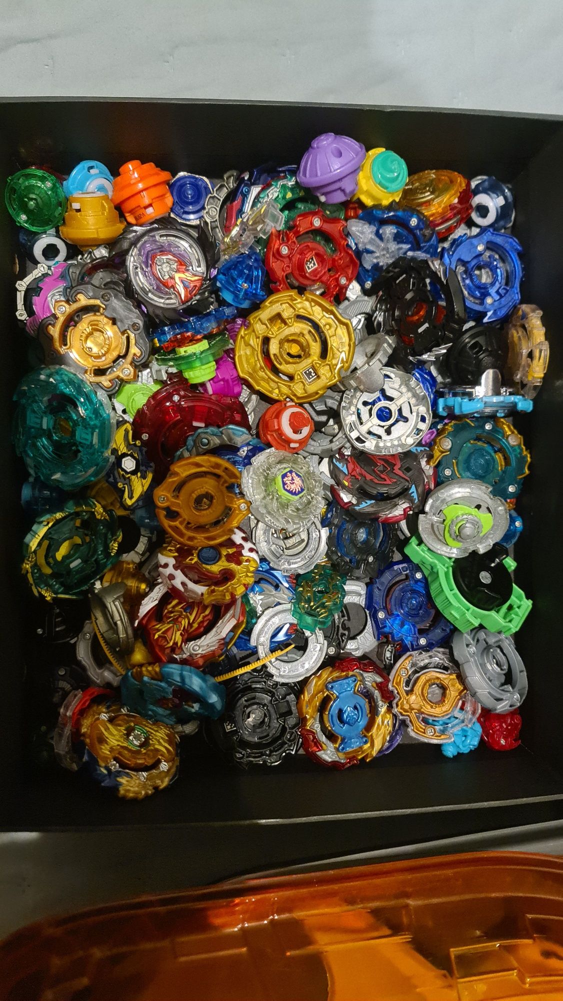 Vendo ou troco beyblade mais de 50 unidases