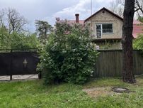 Продаж будинку в оточенні ліса