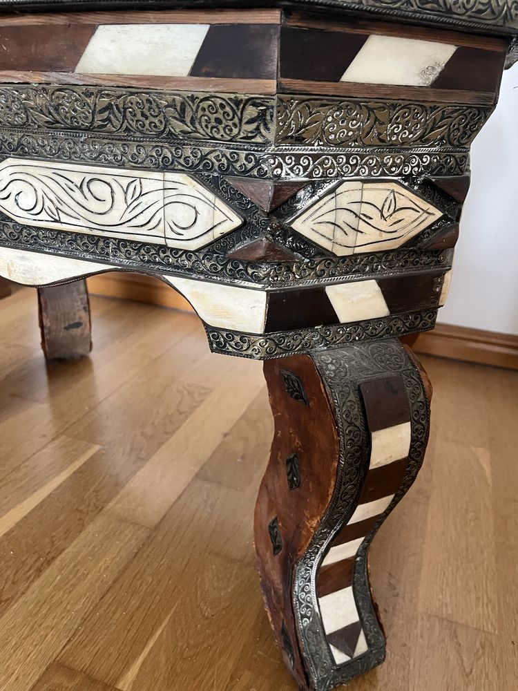 Mesa marroquina madeira, latão e osso trabalhada