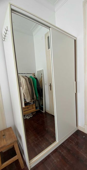 Armário, 2 portas deslizantes (1 com espelho) - IKEA - em ótimo estado