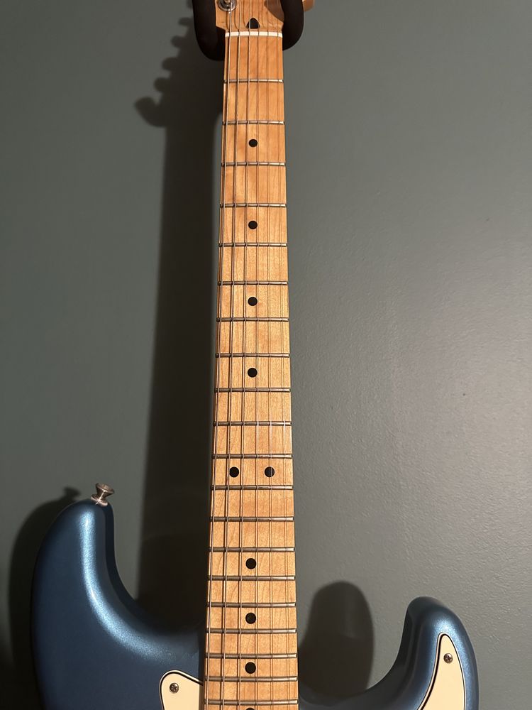 Strat Lake Placid niebieski Fender