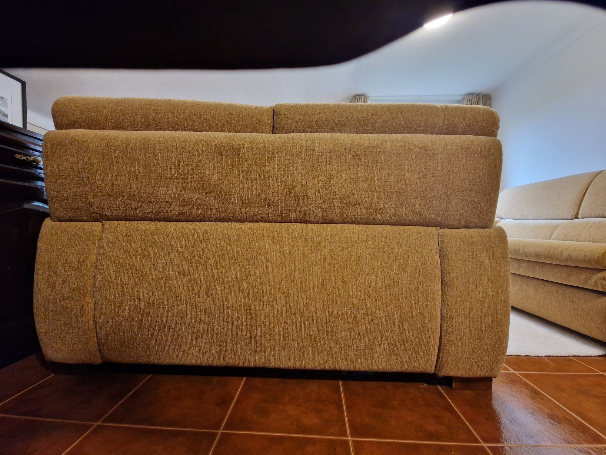 Conjunto de 2 sofás. Um de 3 lugares + um de 2 lugares