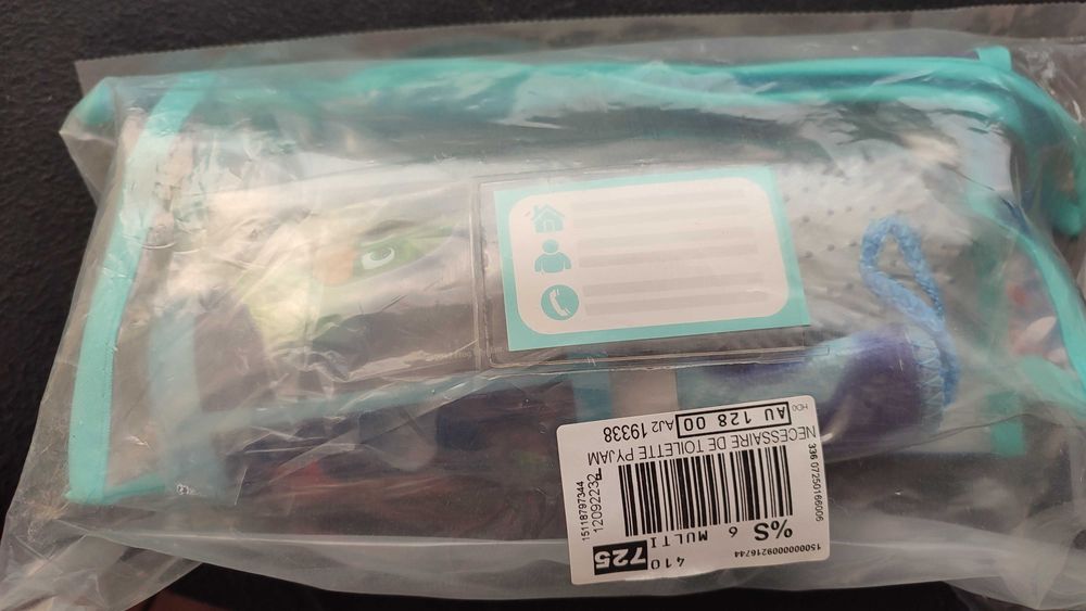 Estojos de higiene das séries Cars e PJ-Masks