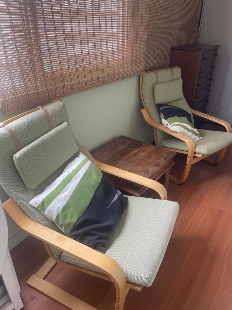 Conjunto de 2 cadeiras com almofadas + mesa de apoio em madeira maciça